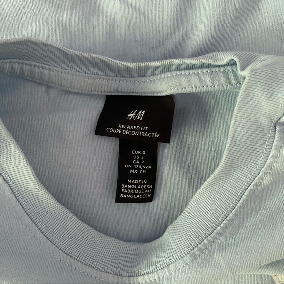 H&M • Graphic T - Picture 2 of 6